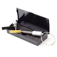 Дизайнерская флэш-карта с интегрированным штампом. Корпус сделан из углеродного волокна и алюминия с брелоком